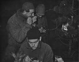 Het nachtelijk ringen van spreeuwen nabij Den Haag in 1931. Van onder naar boven: dr. K. Waldeck, dr J.C. Koch (die niet de spreeuw eet maar de ring met zijn tanden dicht maakt) en J.P. Bouma. Foto F.P.J. Kooijmans.
